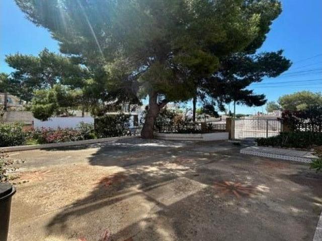 Chalet independiente con parcela y sótano en Los Balcones, Torrevieja