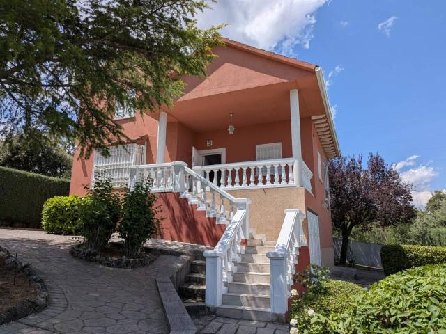 Chalet independiente con parcela de 708 m², jardín consolidado y vistas a la Sierra de Guadarrama