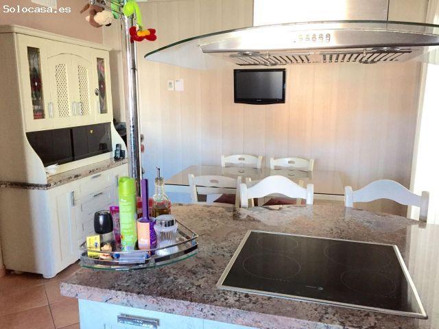 Chalet Independiente con Piscina y Amplios Espacios en Urbanización El Molino, Antequera