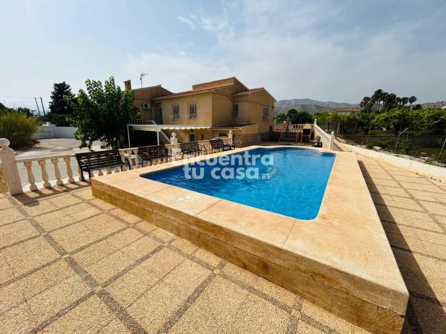 Chalet independiente con piscina y dos viviendas en Villajoyosa
