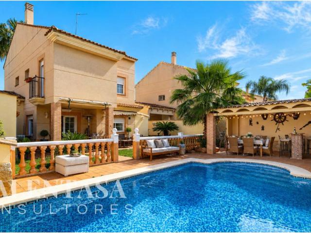 Chalet independiente con piscina y gran parcela en L'Eliana: Confort, amplitud y excelente ubicación a un paso del centr