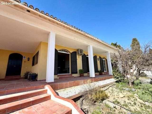 Chalet independiente con piscina y vida en una planta, con vistas abiertas a
