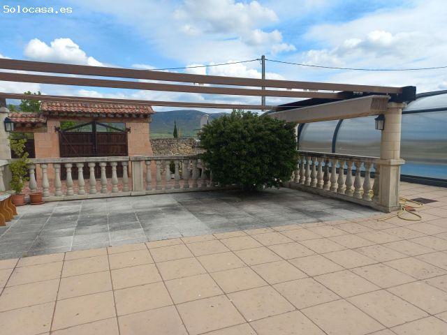 Chalet independiente con piscina y vistas a la montaña en Torrecaballeros