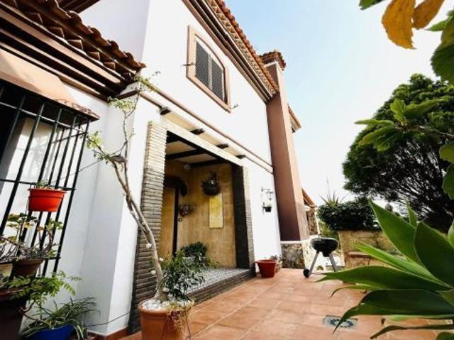 Chalet independiente con piscina y vistas al mar