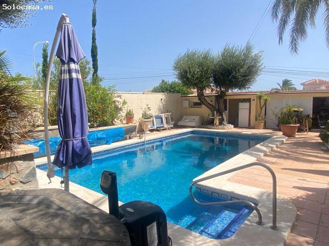 Chalet independiente con piscina y vistas en Ciudad Quesada Rojales