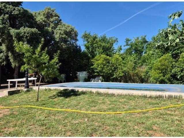 Chalet independiente con piscina, bodega y amplia parcela ajardinada