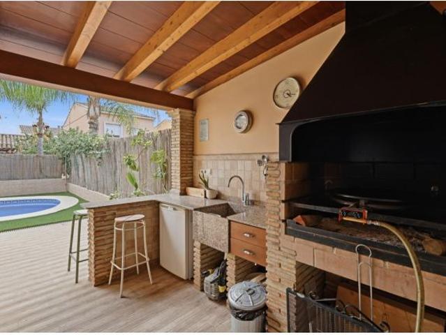 Chalet independiente con piscina climatizable, zona chill out y garaje cubierto en Maravisa