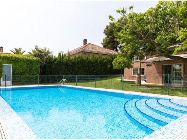 Chalet independiente con piscina en Cuarte de Huerva