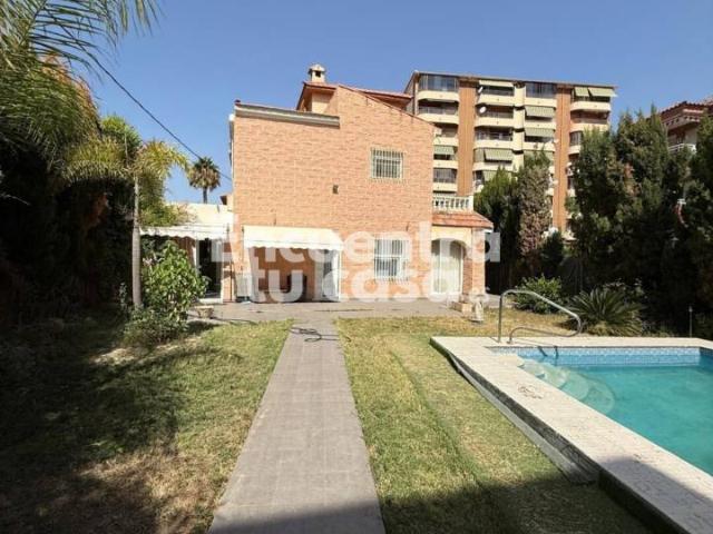 Chalet independiente con piscina privada a pocos metros de Playa Muchavista en zona residencial exclusiva!