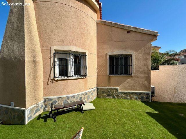 Chalet Independiente con Piscina Privada y Gran Potencial en Parcela de 310 m2