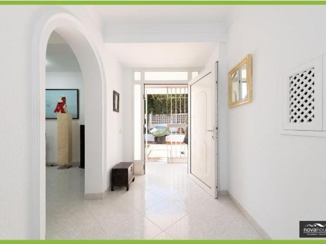Chalet independiente con piscina privada y vistas al mar