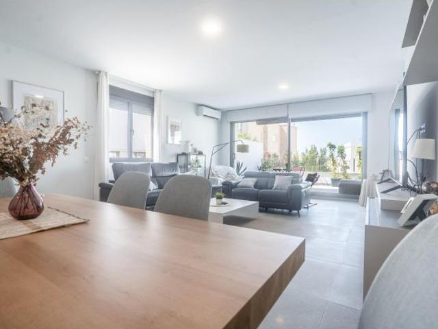 Chalet independiente de 414 m2 junto a Calle Granada — Almería capital