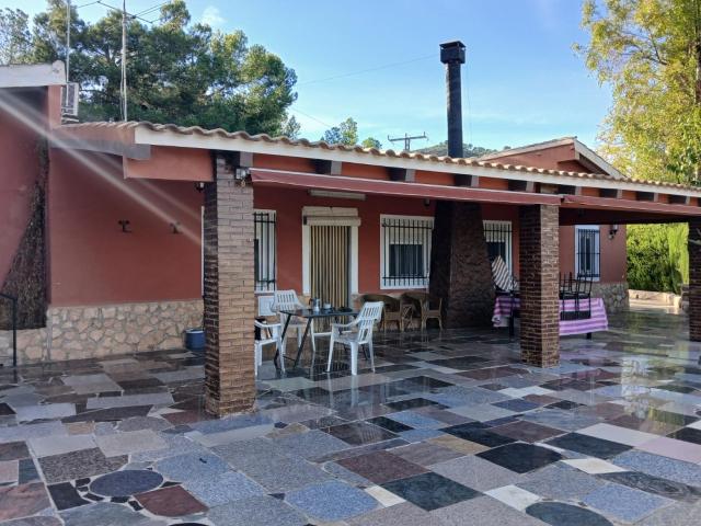 Chalet independiente de 3 dormitorios con piscina en Yecla 110m² Yecla