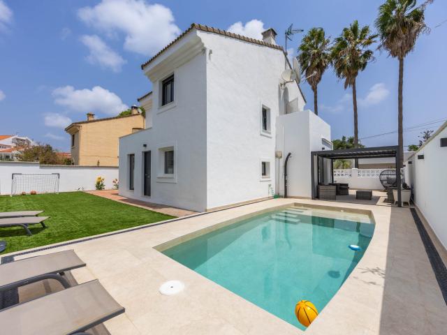 Chalet independiente de 3 habitaciones con piscina y garaje privada en Guadacorte recién reformado
