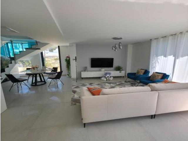 Chalet independiente de estilo moderno disponible para alquiler de larga temporada
