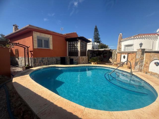 Chalet independiente en Torrevieja con piscina, solárium y g. 102m² Torrevieja