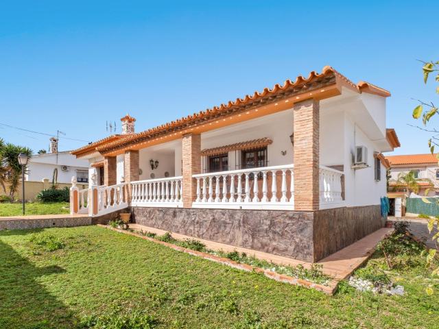 Chalet independiente en una sola planta con piscina en Los Tomillares