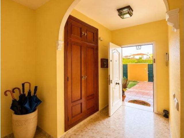 Chalet independiente en una sola planta con piscina privada en Los Caballeros Bormujos