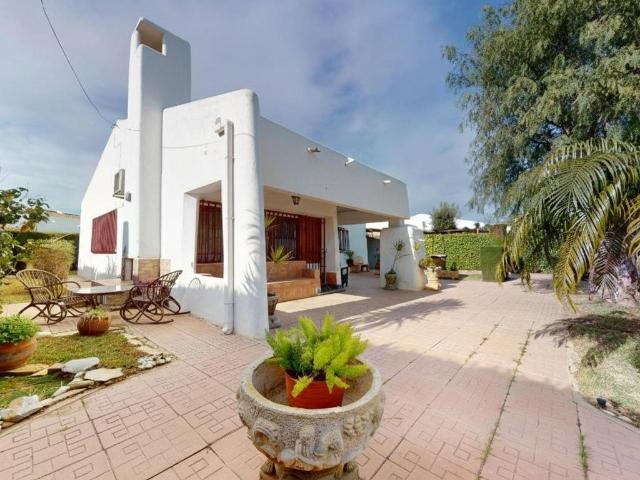Chalet independiente en una sola planta en 600m2 de parcela con garaje en Santiago de La Ribera