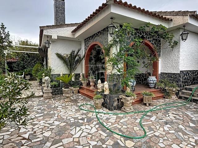 CHALET INDEPENDIENTE EN URB SUSPIRO DEL MORO, OTURA