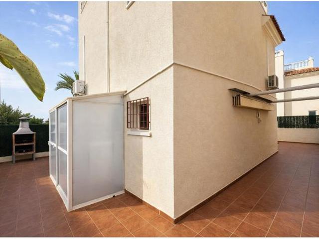 CHALET INDEPENDIENTE EN URBANIZACIÓN CERRADA