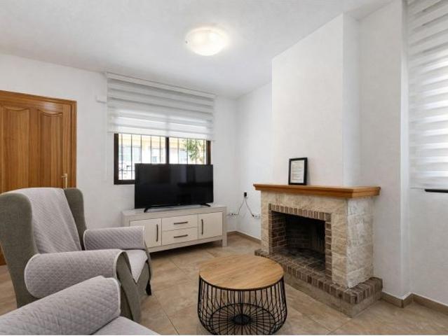 CHALET INDEPENDIENTE EN URBANIZACIÓN DE PRIMERA LÍNEA