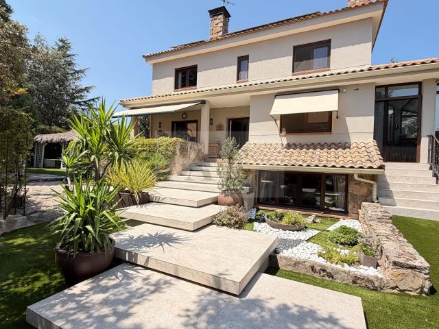 Chalet independiente en urbanización Los Berrocales, Alpedrete
