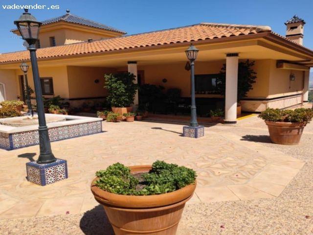 CHALET INDEPENDIENTE EN VENTA EN URB. LA ALCAYNA, AMPLIO, LUMINOSO Y EN PERFECTO ESTADO