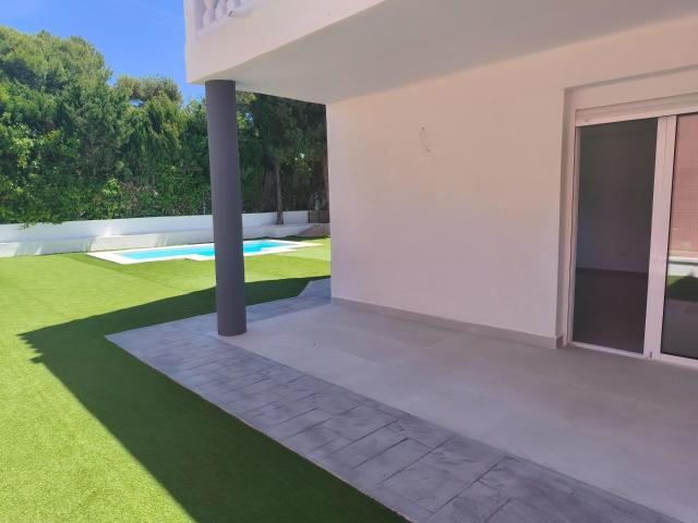 Chalet Independiente En Venta En Montserrat