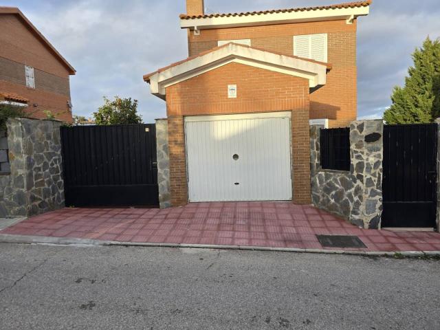 Chalet independiente en venta en Pioz