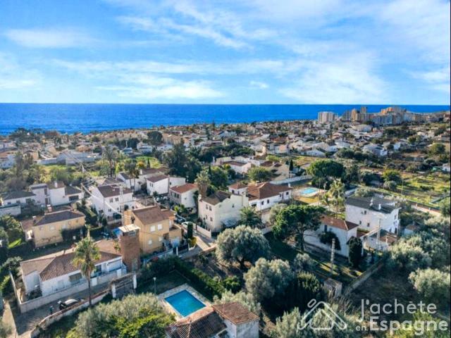 Chalet independiente en Vinaròs con jardín, garaje y ubicación inmejorable