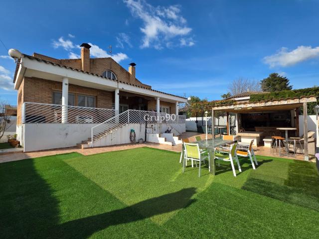 Chalet Independiente en Alpicat: Espacio, Privacidad y Zona Gastronómica Única