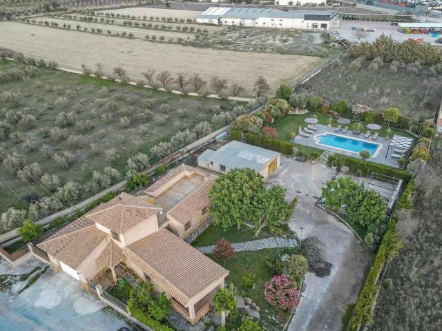 CHALET INDEPENDIENTE EN BAZA