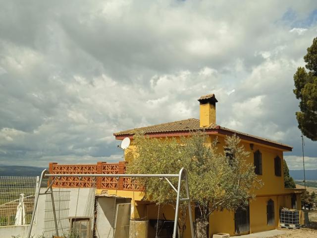 chalet independiente, en buen estado, con piscina