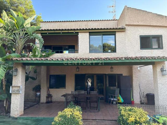 Chalet independiente en Calicanto – C/ Río Alberche nº16 – Parcela de 1.000 m² con piscina y jardín