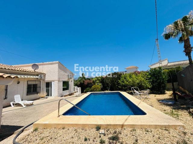 Chalet independiente en El Albir con parcela de 750 m², piscina privada y proyecto de ampliación