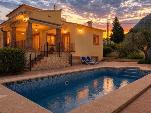 Chalet independiente en El Montgó: piscina privada, garaje cerrado y vistas a la montaña