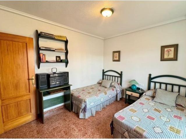 CHALET INDEPENDIENTE EN ESQUINA CON PARCELA DE 400 M², PISCINA PRIVADA Y GARAJE EN LOS ALTOS