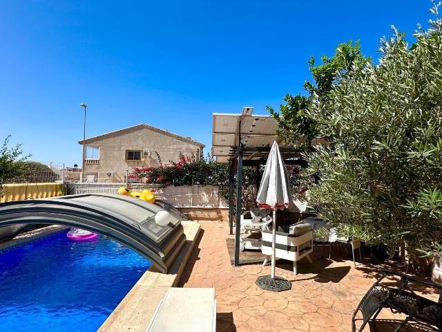 Chalet Independiente en Esquina con Piscina Propia y Soláriu. 119m² Orihuela Costa