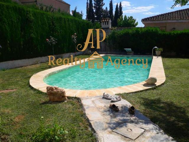 Chalet independiente en L' Eliana, con piscina de agua salada, y 2 viviendas independientes, parcela 600m2