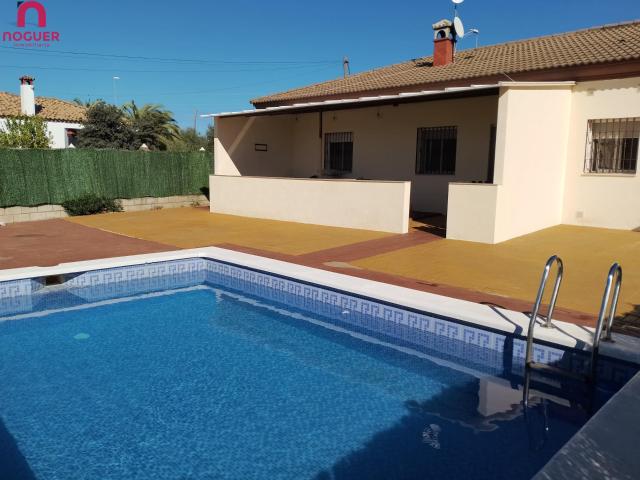 Chalet Independiente en La Carlota – Amplia Parcela y Excelente Ubicación