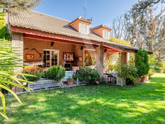CHALET INDEPENDIENTE CON PISCINA Y JARDÍN