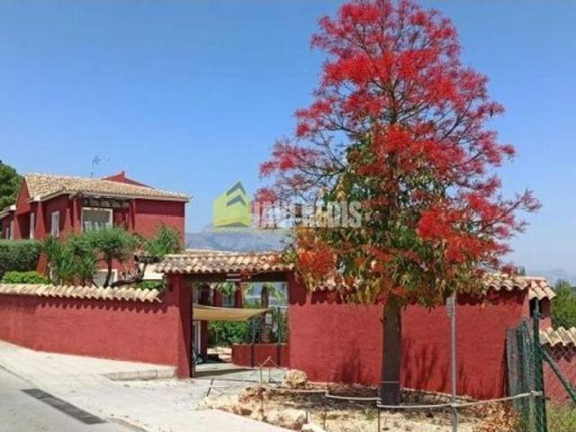 Chalet independiente en La Nucía 4 habitaciones y piscina privada 490.000€?