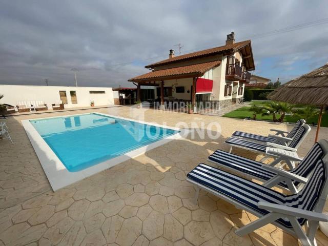 Chalet Independiente en La Rioja Alta con piscina privada