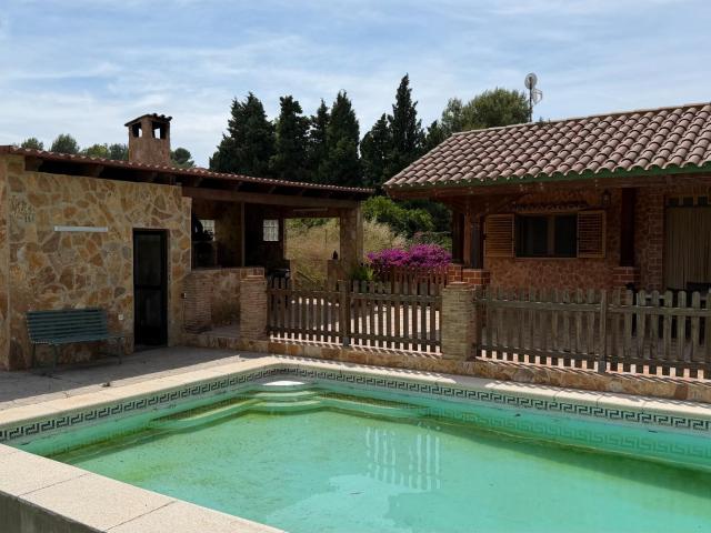 Chalet independiente en Picassent con gran parcela, piscina y espectacular paellero
