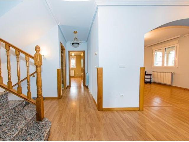 Chalet independiente en Ponferrada. 452m2, 5d, 3b, terraza, garaje y 750 m2 de terreno