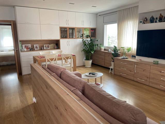 Chalet independiente exclusivo: Artesanía en madera, luz total y un oasis de verano privado