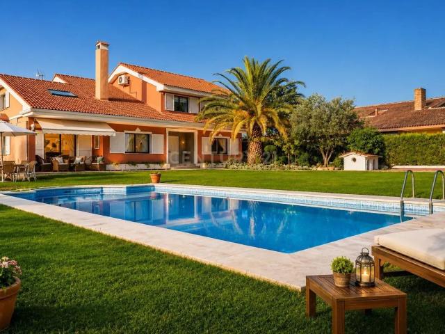 CHALET INDEPENDIENTE EXCLUSIVO EN PARCELA DE 2.500m² | PRIVACIDAD TOTAL + PISCINA + VISTAS A LA SIERRA Y CAMPO DE TENIS
