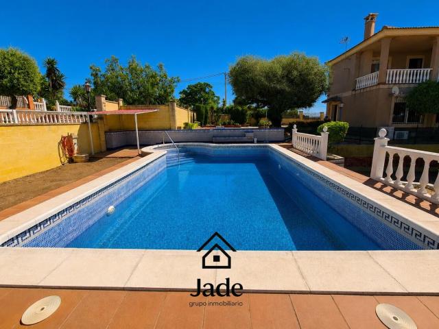Chalet independiente, hipotecable, con piscina, pista deportiva y huerto frutal en Cuevas Bajas