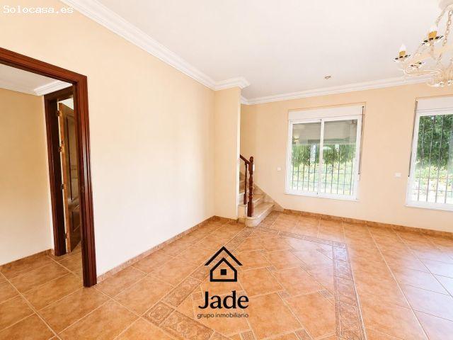 Chalet independiente, hipotecable, con piscina, pista deportiva y huerto frutal en Cuevas Bajas